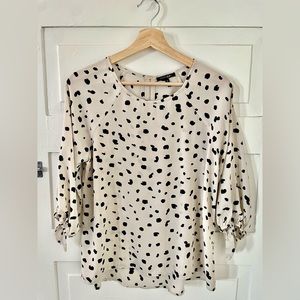 Blouse with zipper in back